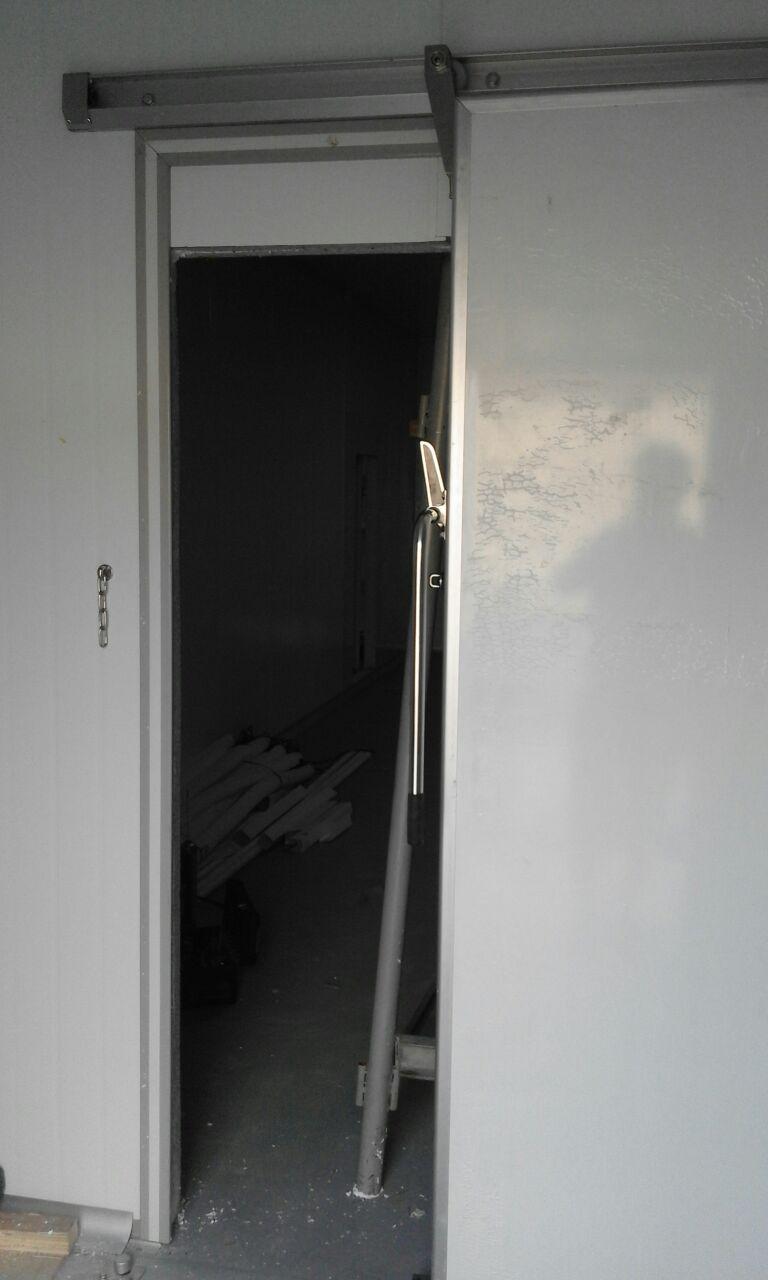 монтаж двери холодильной камеры